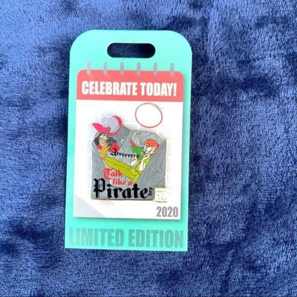 Disney Peter Pan and Captain Hook Talk Like A Pirate Day Limited Edition Pin - Picture 2 of 4